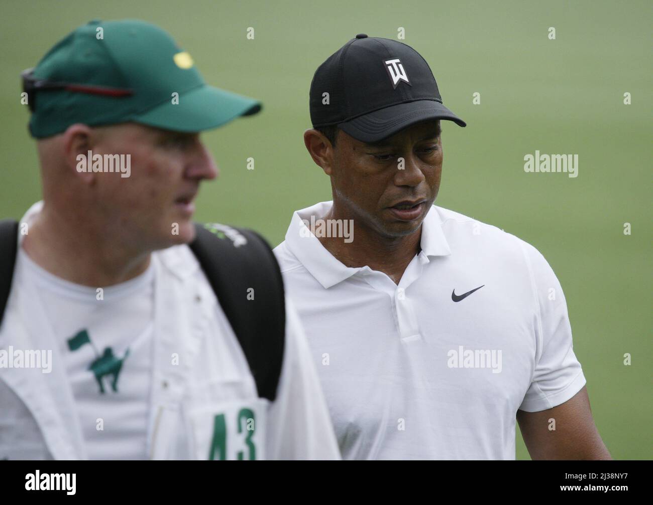 Augusta, Usa. 06. April 2022. Tiger Woods läuft mit seinem Caddie Joe Lacava auf dem Fairway 15. während einer Übungsrunde beim Masters-Golfturnier im Augusta National Golf Club in Augusta, Georgia, am Mittwoch, den 6. April 2022. Foto von Bob Strong/UPI Credit: UPI/Alamy Live News Stockfoto