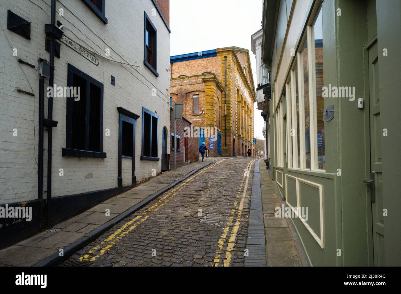 Leading Post Lane in der Altstadt von Scarborough mit der öffentlichen Markthalle an der Spitze der engen gepflasterten Straße Stockfoto