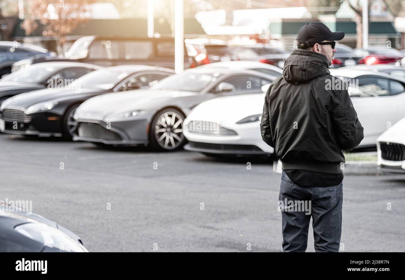 Kaukasische Männer auf der Suche nach neuen exotischen Fahrzeug in einem Autohaus. Thema Automobilindustrie. Stockfoto