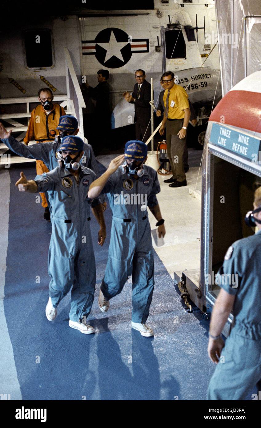 Die Besatzung der USS Hornet wird von der Besatzung der Apollo 12 Mondlandemission begrüßt, während die drei Astronauten von einem Hubschrauber der US-Marine zu einer Mobile Quarantine Facility (MQF) an Bord des primären Rettungsschiffs gebracht werden. Charles Conrad Jr., rechts, Kommandant; Richard F. Gordon Jr., Kommandomodulpilot, vorne links; und Alan L. Bean, Mondmodulpilot, spritzte am 24. November 1969 um 2:58pm Uhr sicher nieder. Quelle: NASA über CNP Stockfoto