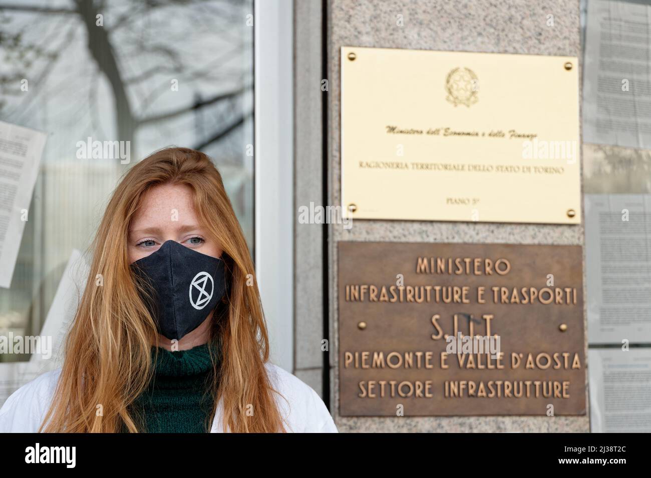 Turin, Italien. 6.. April 2022. Aktivisten des Extinction Rebellion kleben den IPCC-Bericht 6. auf die Türen des Büros der Region Piemont als Teil der Mobilisierung der Wissenschaftler für die Rebellion auf allen Kontinenten mit über 1000 beteiligten Wissenschaftlern und Wissenschaftlern. Quelle: MLBARIONA/Alamy Live News Stockfoto