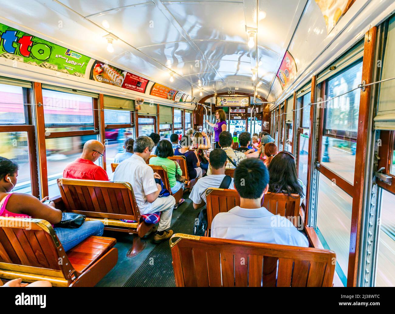 NEW ORLEANS - 15. JULI 2013: Die Leute reisen mit dem berühmten alten Street Car St. Charles Linie in New Orleans, USA. Es ist die älteste kontinuierliche Operatin Stockfoto