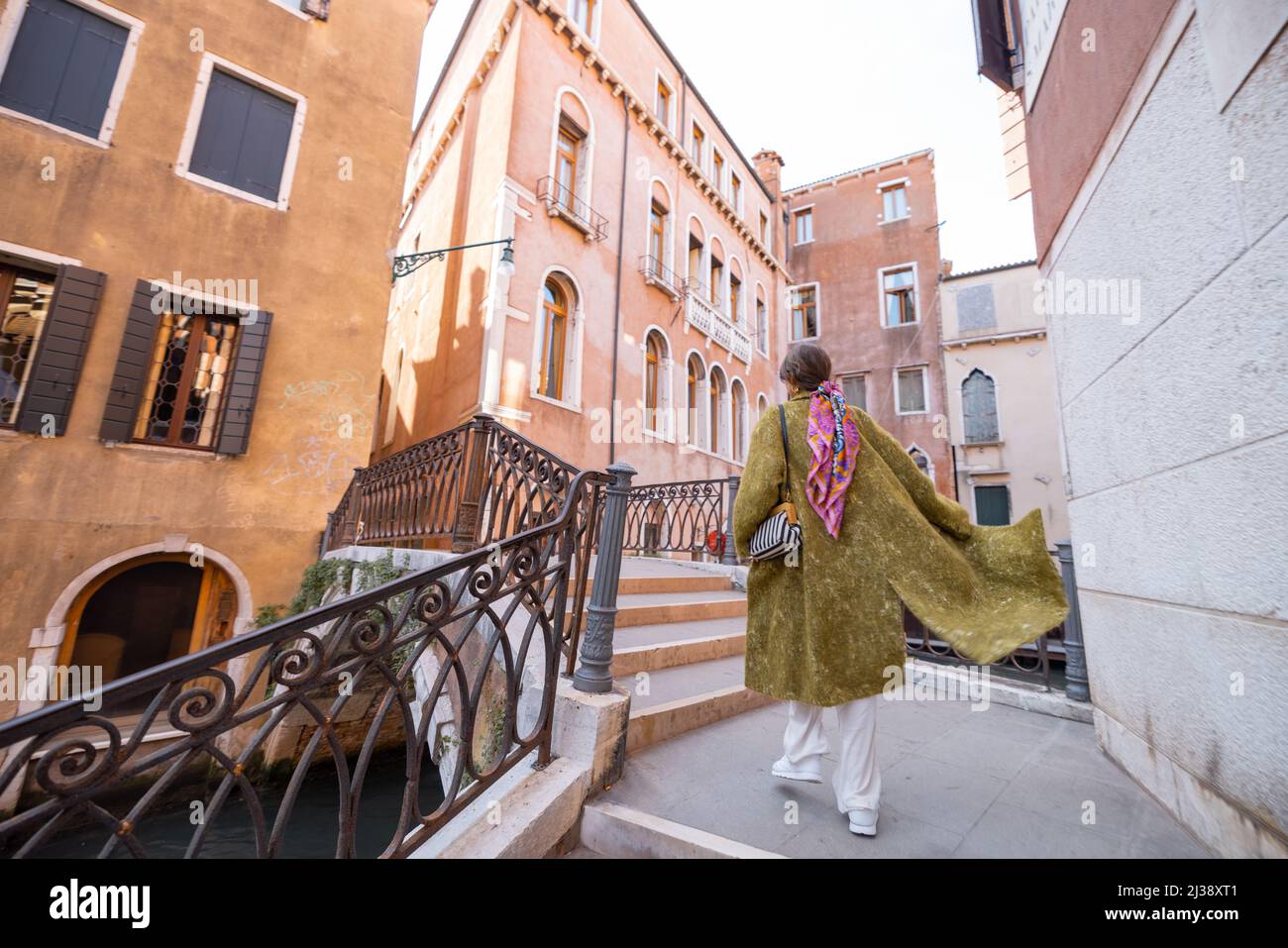 Glückliche Frau, die in Venedig unterwegs ist Stockfoto