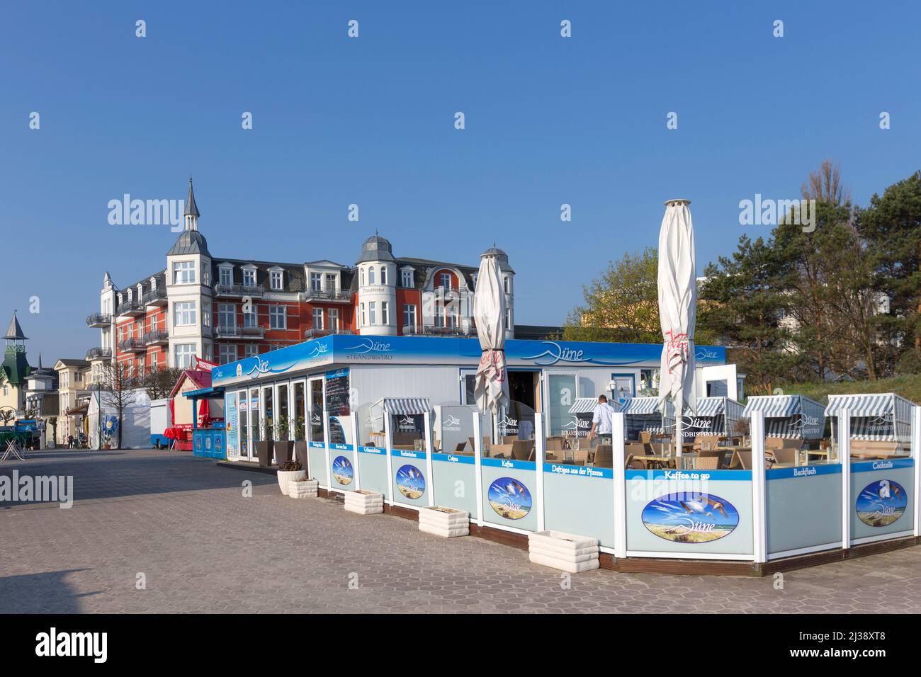 ZINNOWITZ, DEUTSCHLAND - APR 20, 2014: Berühmte Badeorte im alten kaiserlichen KURORT Zinnowitz mit Fischrestaurant vor der Tür. Stockfoto