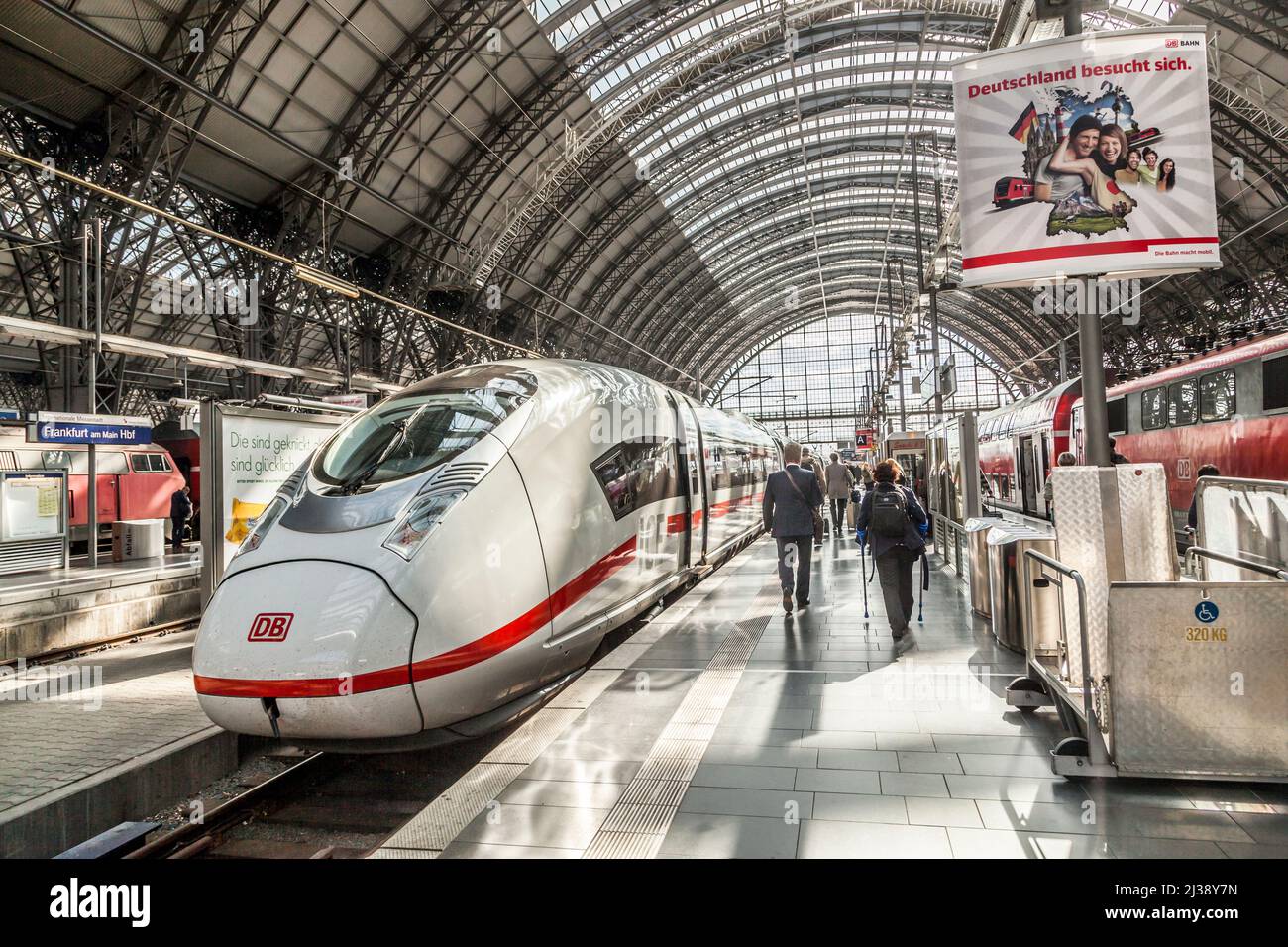 FRANKFURT, DEUTSCHLAND - 16. MAI 2014: Im Frankfurter Hauptbahnhof. Mit rund 350,000 Passagieren pro Tag ist es die meisten Freq Stockfoto