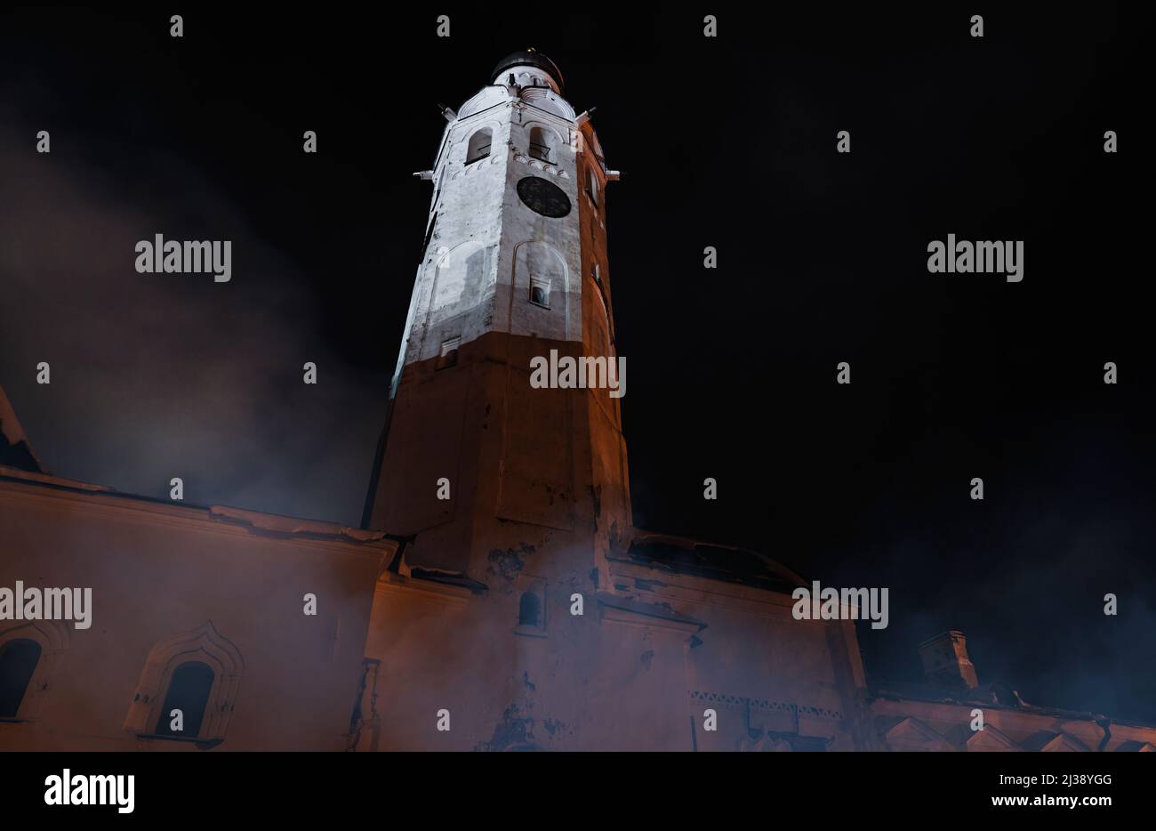 Mittelalterliche Burg im Dunst bei Nacht. Hochwertige Fotos Stockfoto