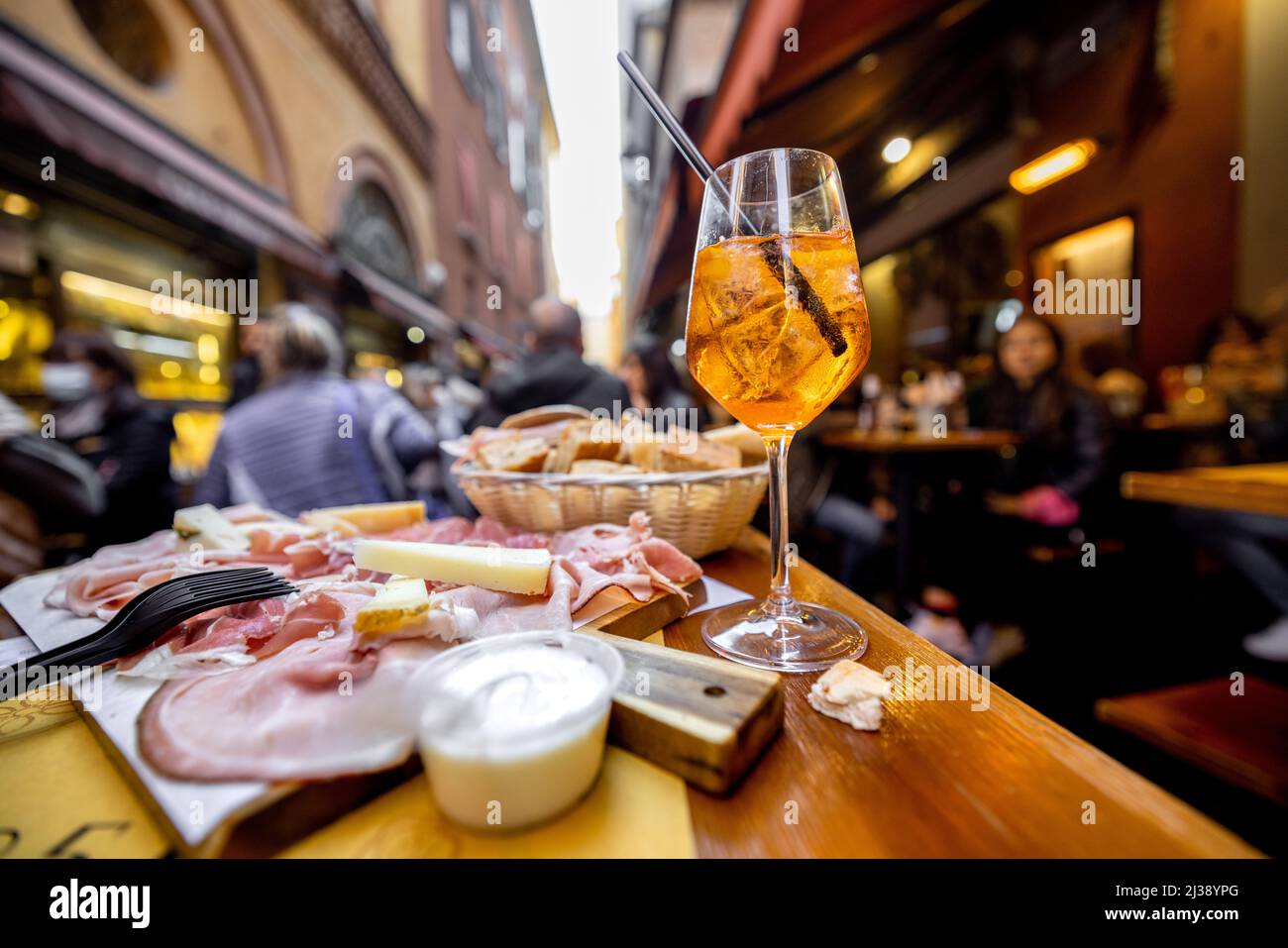Italienische Fleischplatte und Getränke auf dem Tisch an der Außenbar Stockfoto
