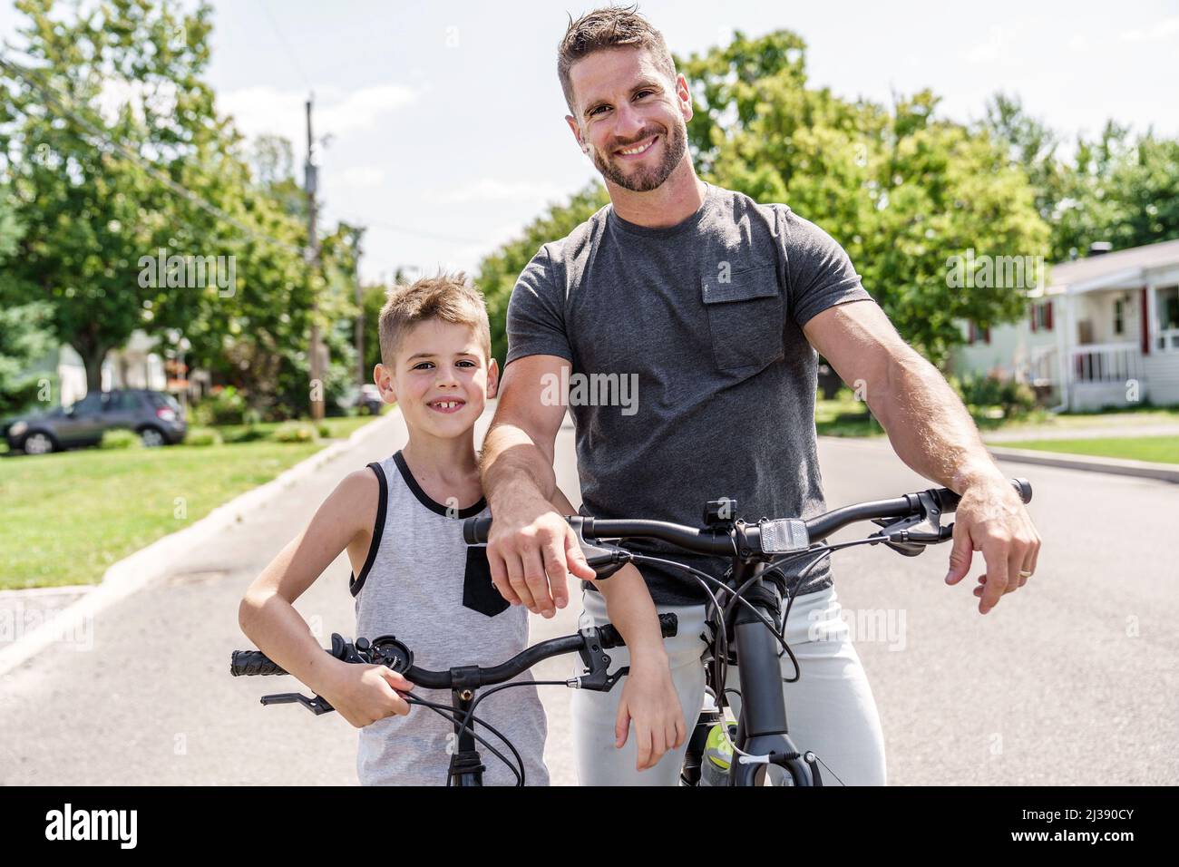 Junge Familie auf dem Land Fahrrad fahren in der Sommersaison Stockfoto