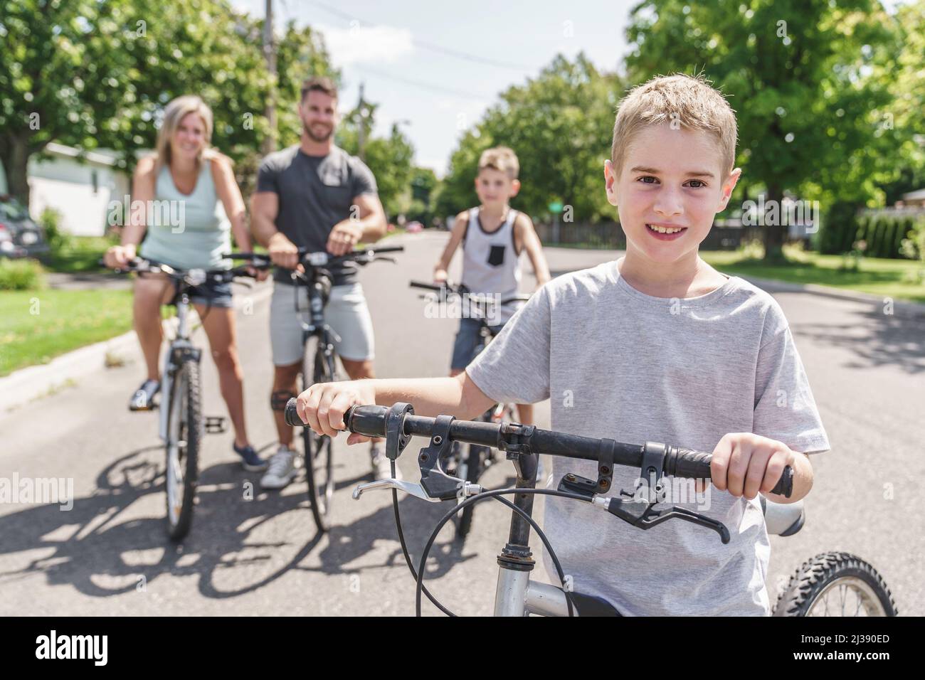 Junge Familie auf dem Land Fahrrad fahren in der Sommersaison Stockfoto