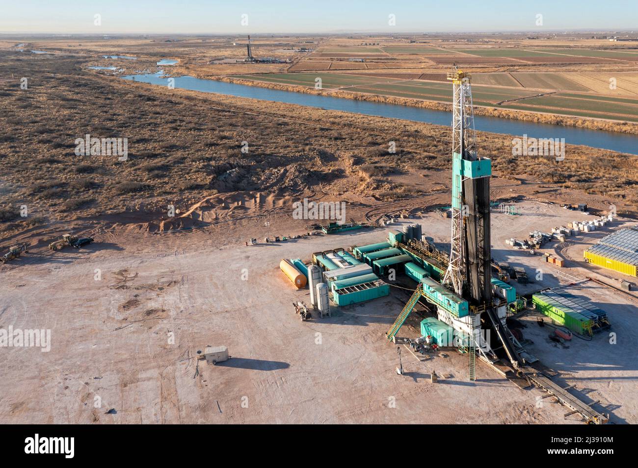 Loving, New Mexico - ein Ölbohrgerät entlang des Pecos River im Permian Basin. Das Permian Basin ist ein bedeutendes Öl- und Gasfördergebiet in West-T Stockfoto