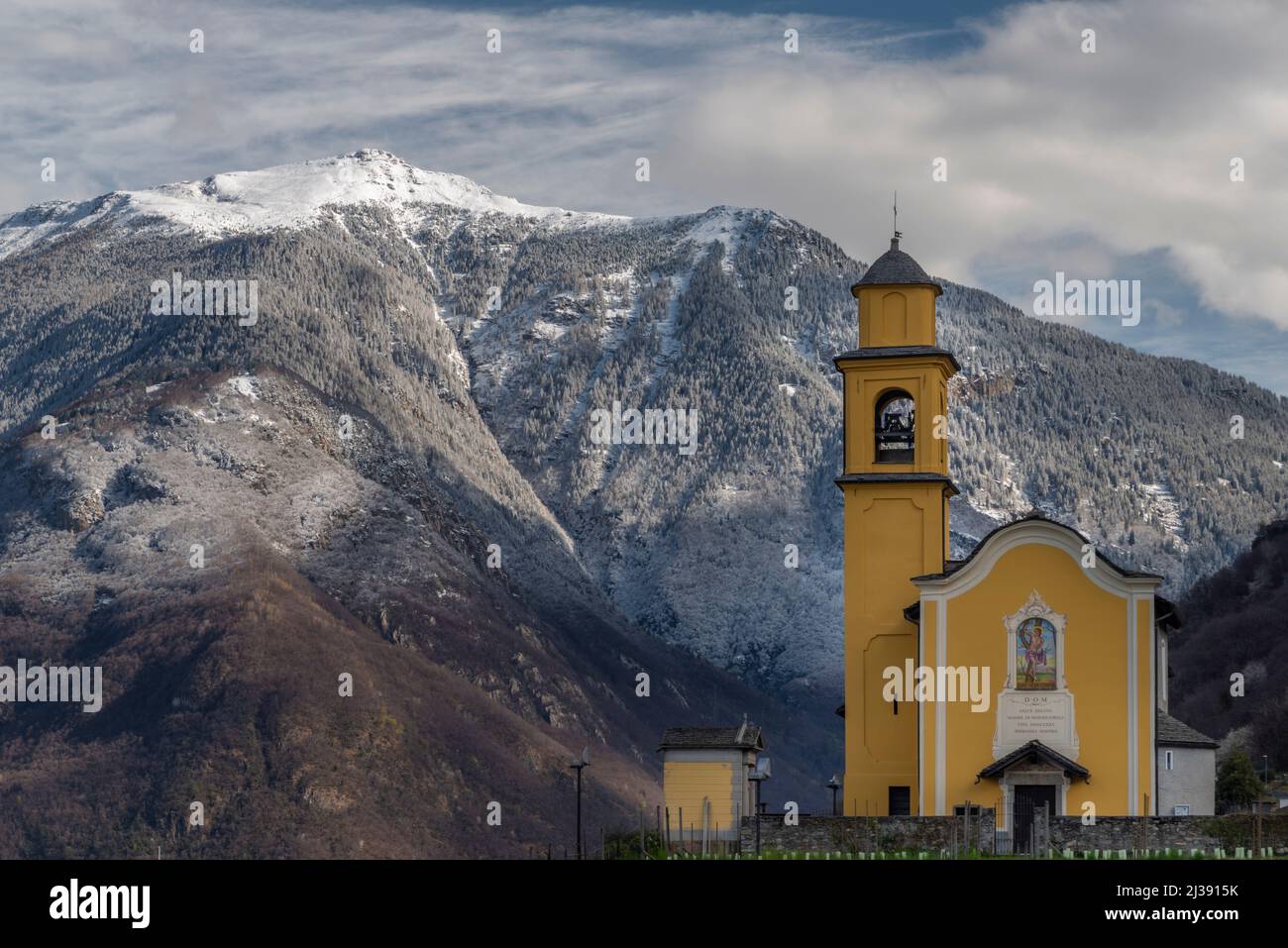 Chiesa di San Sebastiano Kirche in Frühlingsfarben Morgen in Bellinzona Stadt in der Südschweiz Stockfoto