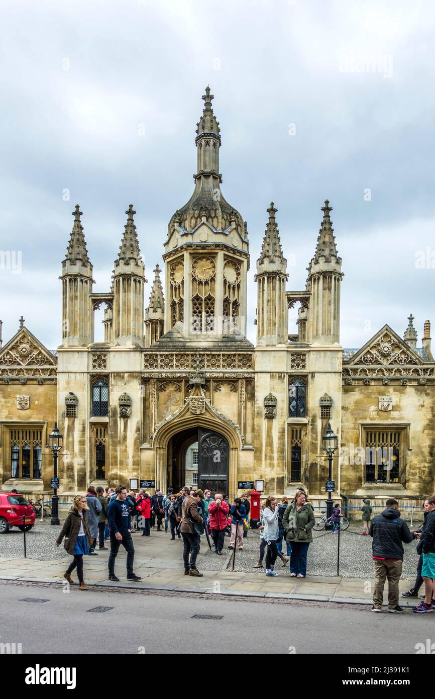 CAMBRIDGE, Großbritannien - 16. Apr 2017: Die Menschen besuchen die berühmte King's College Universität Cambridge und die Kapelle in Cambridge, Großbritannien. Stockfoto