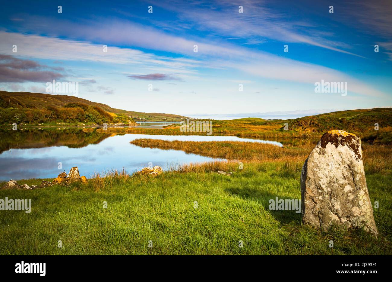 Letterdeen Standing Stone, am östlichen Ende der Streamstown Bay, Connemara, County Galway, Irland. Dieser Megalith aus Granit ist 1,6m hoch. Stockfoto