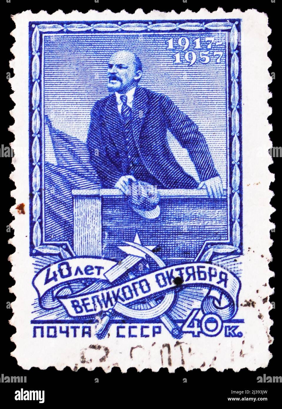 MOSKAU, RUSSLAND - 26. MÄRZ 2022: Die in der UdSSR gedruckte Briefmarke zeigt Wladimir Lenin (Uljanow) auf dem Podium am 5. Mai 1920, 40.. Jahrestag des Großen OZ Stockfoto