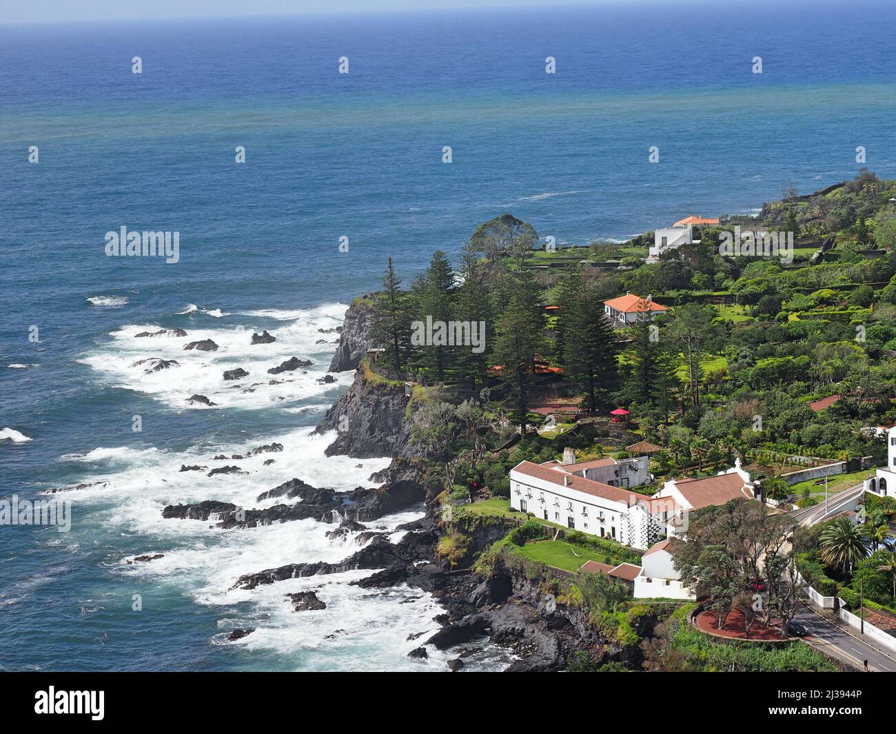 Blick auf Gebäude auf einer Klippe neben einer Meereslandschaft. Stockfoto