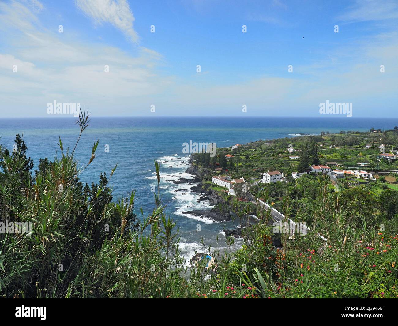 Blick auf Gebäude auf einer Klippe neben einer Meereslandschaft. Stockfoto