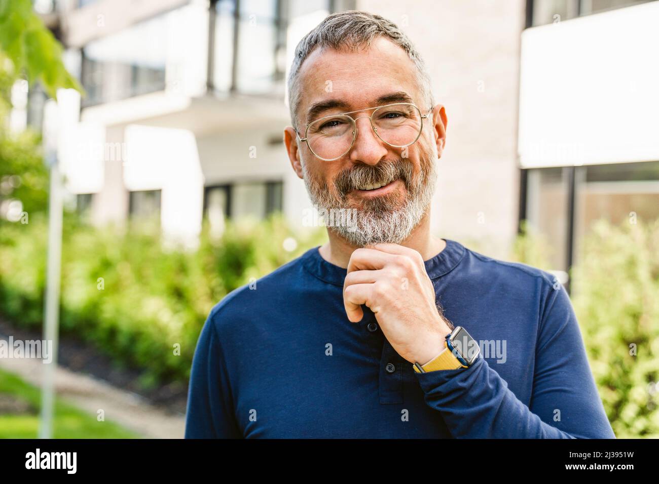 Reifer Mann, der draußen im Hintergrund der Stadt läuft Stockfoto