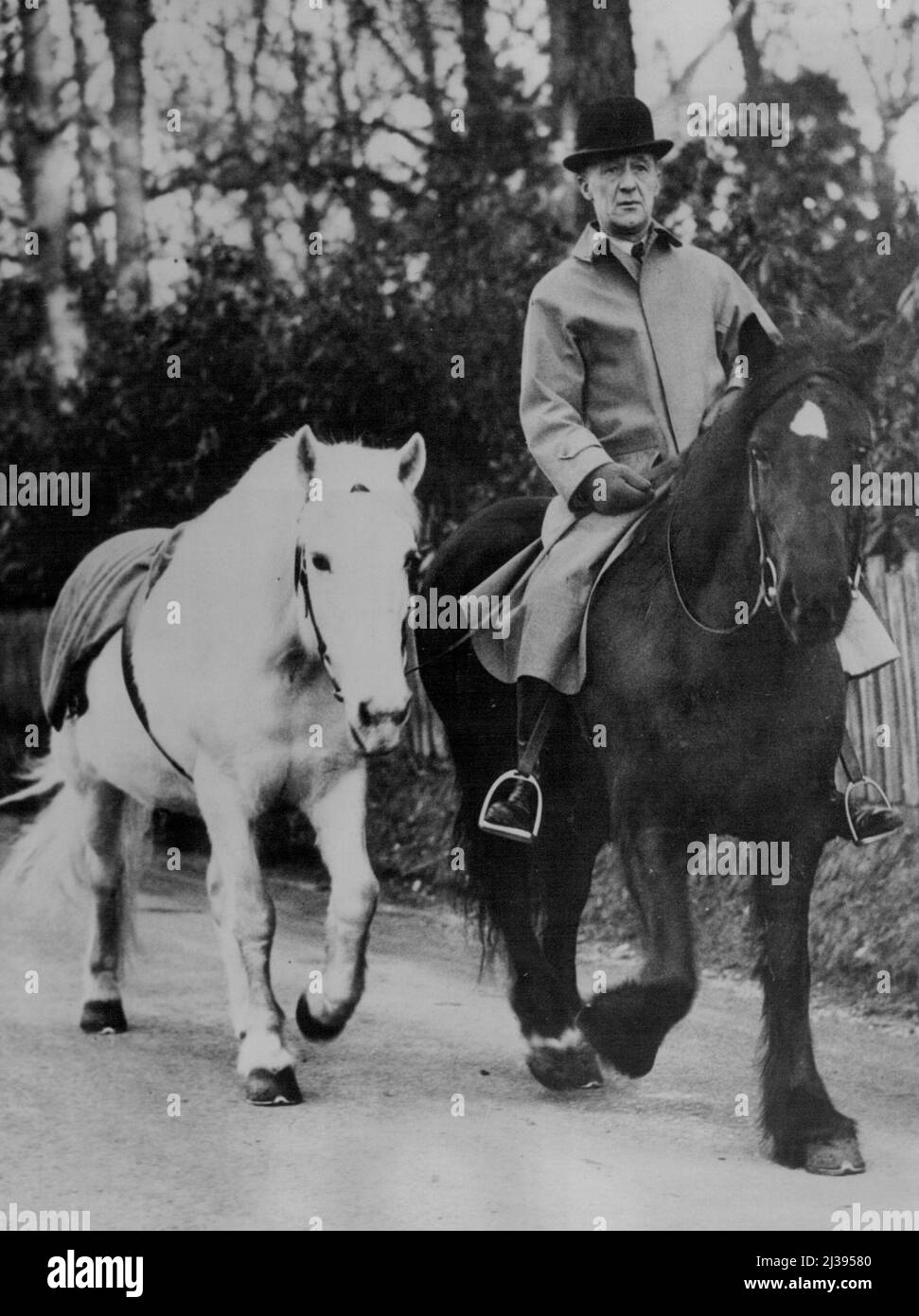 Der verstorbene Königsberg übte. Obwohl König George V tot ist, wäre es sein Wunsch, dass seine Pferde in Erinnerung bleiben und gepflegt werden. Und so wird dieser Liebling des verstorbenen Monarchen, der vor kurzem von seinem Meister geritten wurde, zur Übung in Sandringham herausgebracht. 28. Januar 1936. (Foto von Associated Press Photo). Stockfoto