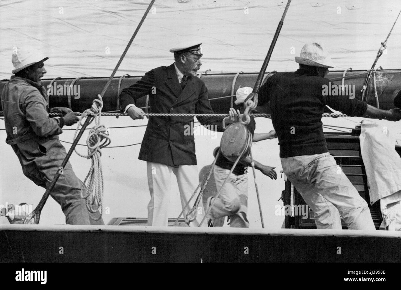 The King's Holiday in Cowes. H.M. der König, begleitet von H.R.H. dem Duke of Glouester, fährt in seiner Yacht 'Britannia' im Royal Southampton Yacht Club Regatta in Cowes, I.O.W., Juli 30.. H.M. der König mit der Besatzung ***** Auf dem Hauptblatt. 12. September 1932. (Foto: Sport & General Press Agency, Limited). Stockfoto