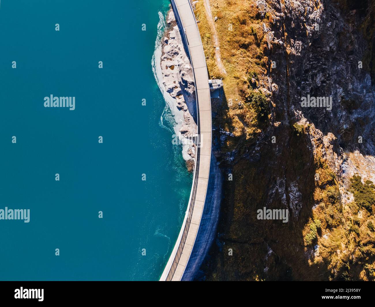 Eine Luftaufnahme der Hügel am Ufer des blauen Wassers im Luenersee, Ostalpen, Österreich Stockfoto