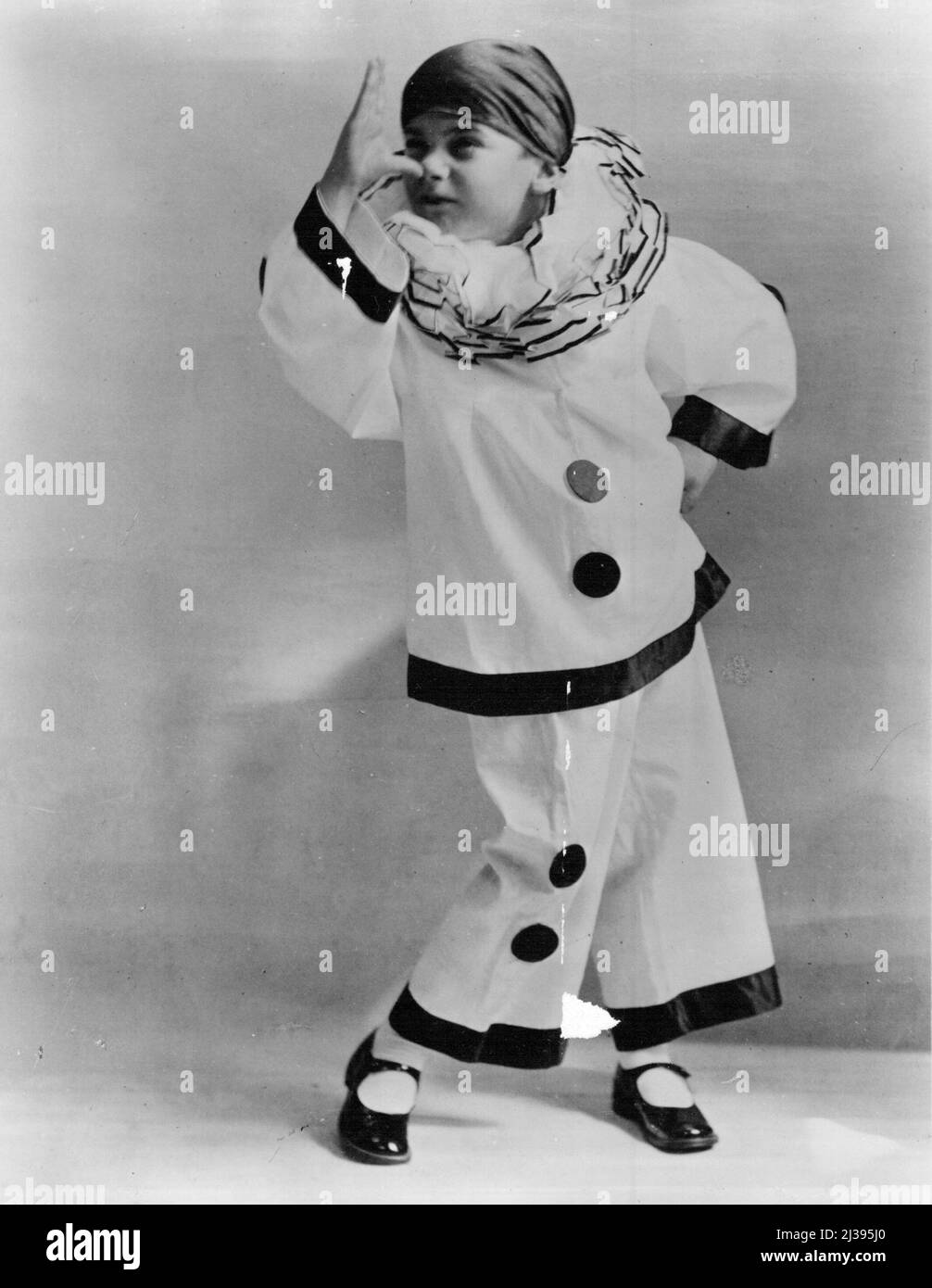 Das Scrapbook des jungen Schauspielers.....Eine neue „Entdeckung“ in Hollywood, aber ein Blick auf Peter Lawfords Scrapbook zeigt, dass der hübsche englische Bursche kein Neuling auf der Leinwand ist. Er begann seine Schauspielkarriere unter dem Regisseur Monte Banks in London im Alter von sieben Jahren und wurde bald als „Jackie Coogan of England“ bezeichnet. Später machte er drei Reisen um die Welt mit seinem Vater und seiner Mutter, Sir Sidney und Lady Lawford, erschien 1938 in einem amerikanischen Bild, reiste noch mehr und kehrte 1942 nach Hollywood zurück. Ab damals in Jugendrollen erhielt er immer wichtigere Rollen, bis er jetzt eingespielt wird Stockfoto