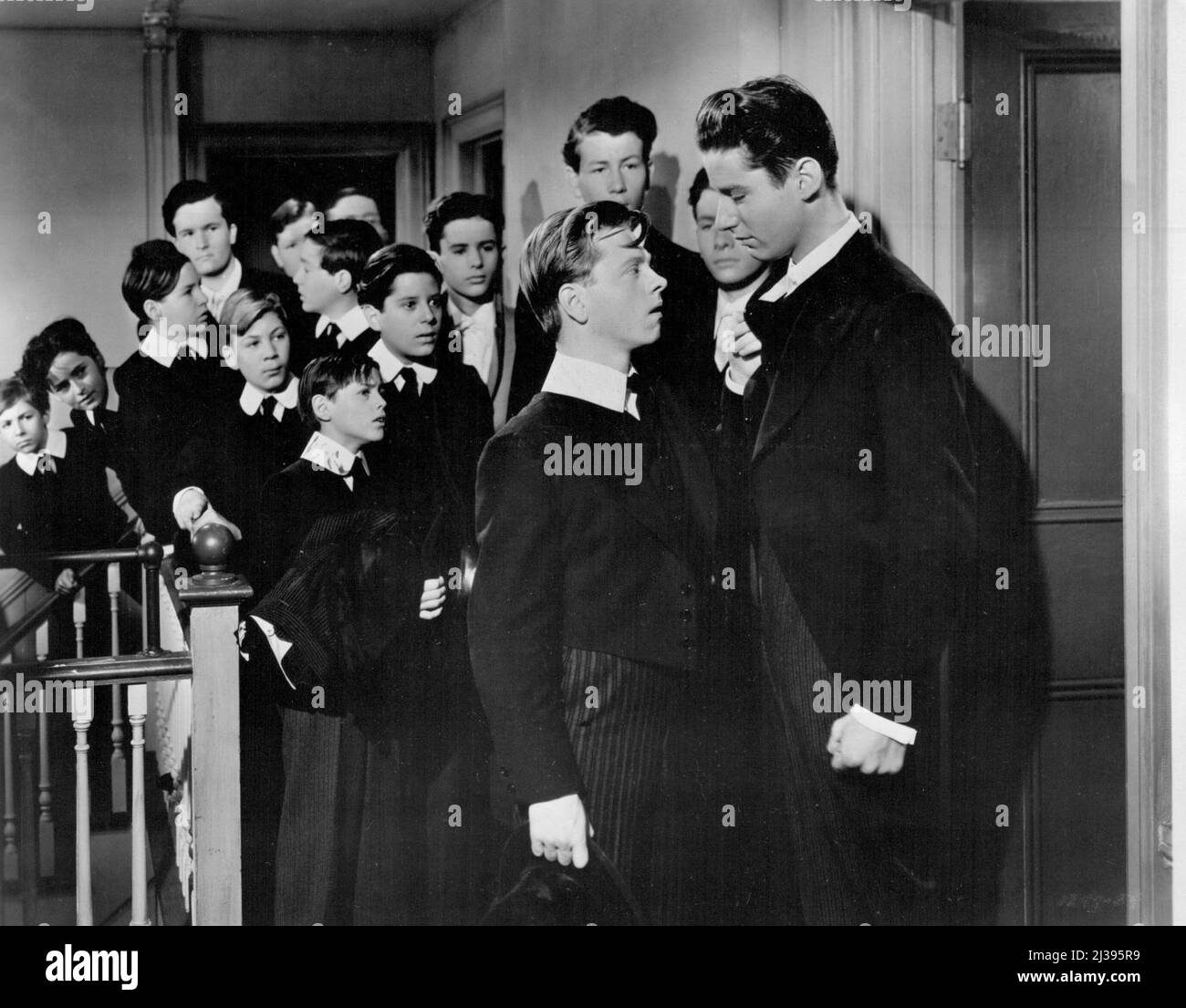 Das Scrapbook des jungen Schauspielers.....Eine neue „Entdeckung“ in Hollywood, aber ein Blick auf Peter Lawfords Scrapbook zeigt, dass der hübsche englische Bursche kein Neuling auf der Leinwand ist. Er begann seine Schauspielkarriere unter dem Regisseur Monte Banks in London im Alter von sieben Jahren und wurde bald als „Jackie Coogan of England“ bezeichnet. Später machte er drei Reisen um die Welt mit seinem Vater und seiner Mutter, Sir Sidney und Lady Lawford, erschien 1938 in einem amerikanischen Bild, reiste noch mehr und kehrte 1942 nach Hollywood zurück. Ab damals in Jugendrollen erhielt er immer wichtigere Rollen, bis er jetzt eingespielt wird Stockfoto