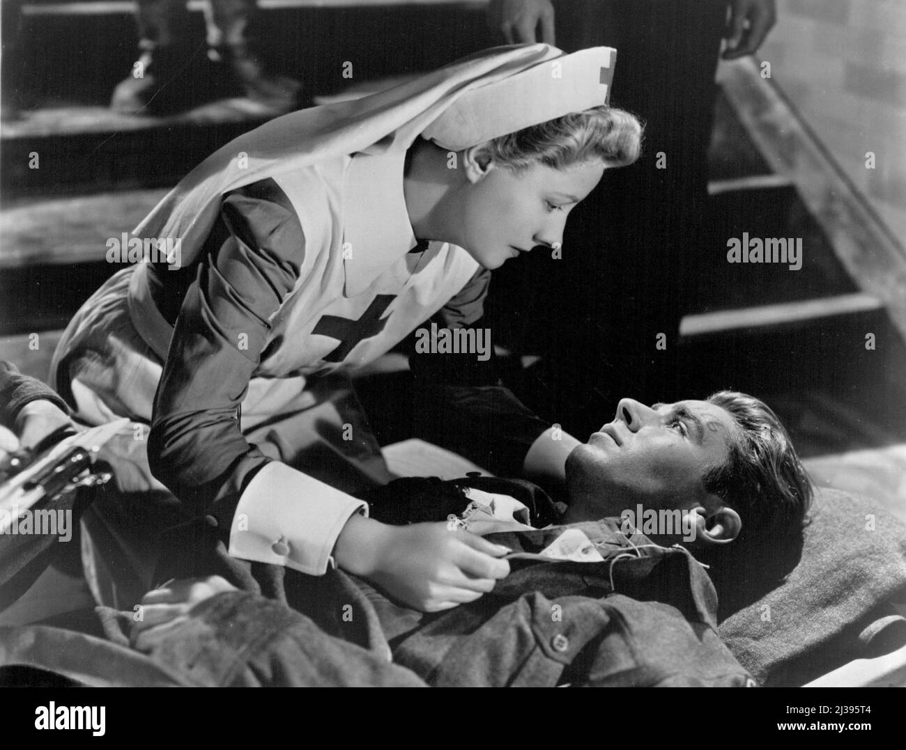 Das Scrapbook des jungen Schauspielers.....Eine neue „Entdeckung“ in Hollywood, aber ein Blick auf Peter Lawfords Scrapbook zeigt, dass der hübsche englische Bursche kein Neuling auf der Leinwand ist. Er begann seine Schauspielkarriere unter dem Regisseur Monte Banks in London im Alter von sieben Jahren und wurde bald als „Jackie Coogan of England“ bezeichnet. Später machte er drei Reisen um die Welt mit seinem Vater und seiner Mutter, Sir Sidney und Lady Lawford, erschien 1938 in einem amerikanischen Bild, reiste noch mehr und kehrte 1942 nach Hollywood zurück. Ab damals in Jugendrollen erhielt er immer wichtigere Rollen, bis er jetzt eingespielt wird Stockfoto