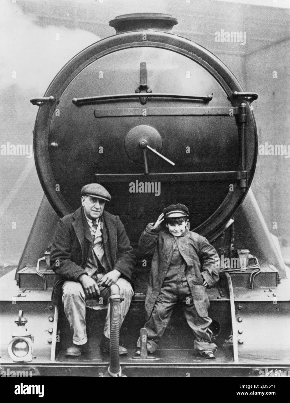 Young Actor's Scrapbook.....Eine neue „Entdeckung“ in Hollywood, aber ein Blick auf Peter Lawfords Scrapbook zeigt, dass der hübsche britische Bursche kein Neuling auf der Leinwand ist. Im Alter von sieben Jahren begann er eine Schauspielkarriere in London. Später machte er mit seiner Mutter und seinem Vater drei Reisen um die Welt und trat 1938 in einem Hollywood-Film auf, reiste noch mehr und kehrte 1942 nach Hollywood zurück. Ab diesem Zeitpunkt in jungen Rollen erhielt er zunehmend wichtige Rollen in Metro-Goldwyn-Mayer-Filmen. Eines der Sets von „Old Bill“, kletterte er mit einem Schauspieler auf die Vorderseite einer riesigen Lokomotive. Stockfoto