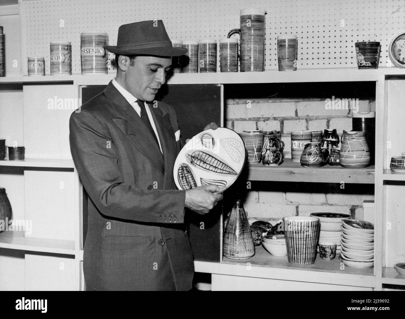 Der Schauspieler bewundert die Töpferei - Schauspieler und Töpferexperte Herbert Lom inspiziert ein feines Stück der Briglin Töpferei auf dem Firmengelände in der Baker Street. In der Briglin Pottery Company, die von Mrs. Brigitta Apple von und Mrs. Lewenstein geleitet wird, wird allmählich eine neue Art von Töpferwaren individueller und kreativer Art spürbar, die ihre Arbeit in den Räumlichkeiten der Baker Street (London WI) ausstellt. Einige der Spezialstücke des Unternehmens sind nun durch die USA gereist, um britische Keramik zu repräsentieren. 14. Juli 1938. (Foto von Fox Photos). Stockfoto