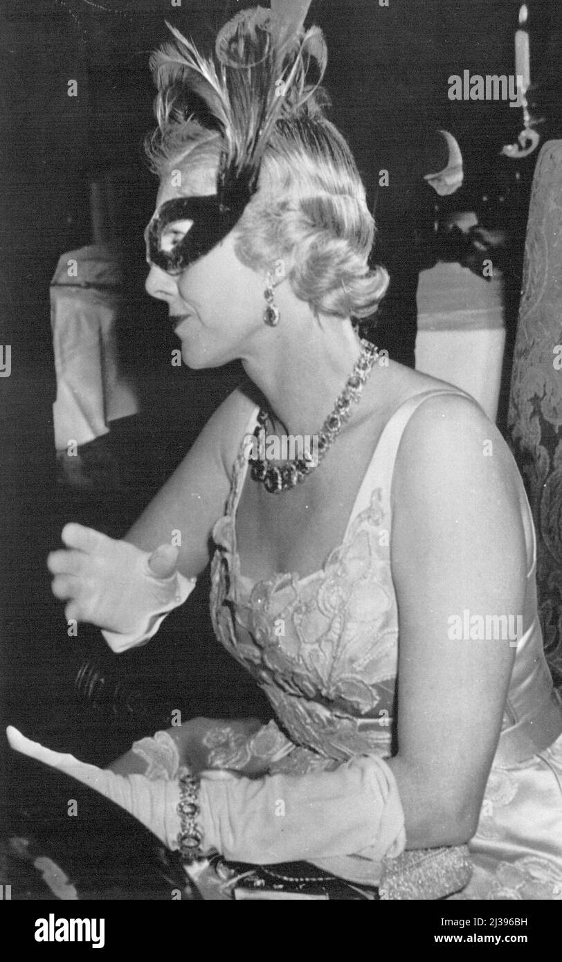 Unter der Maske eine Botschafterin -- Mrs. Clare Boothe Luce, US-Botschafterin in Italien, chattet mit einem Mitgast während des Maskenballs des Foreign Press Club im historischen Mattei-Palast in Rom. Feature des Abends war eine Auszeichnung als "Space Girl of 1954" an die italienische Schauspielerin Gina Lollobrigida. Heute wird ein amerikanischer Journalist, Donald Allan, aus Washington, D.C. in einem Gefängnis in Rom festgehalten, weil ein italienischer Student erstochen wurde, der mit Allans Frau von der schwulen ausländischen Pressekostüm-Party zurückkehrte. 21. Februar 1955. (Foto von AP Wirephoto). Stockfoto