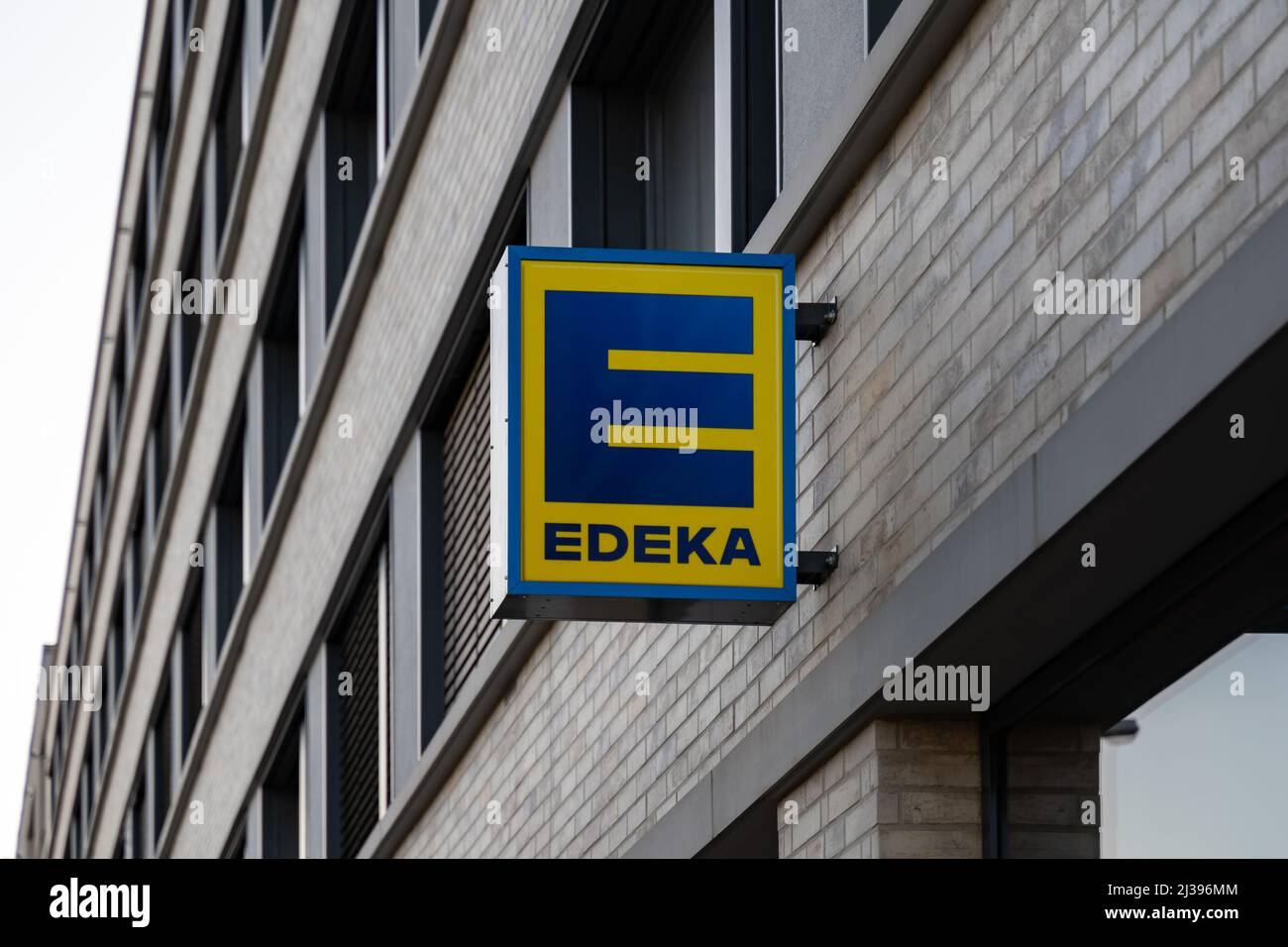 Logo der Firma EDEKA Supermarkt auf der Fassade eines Gebäudes. Zeichen eines großen deutschen Händlers im Freien. Werbeemblem eines Lebensmittelgeschäfts. Stockfoto