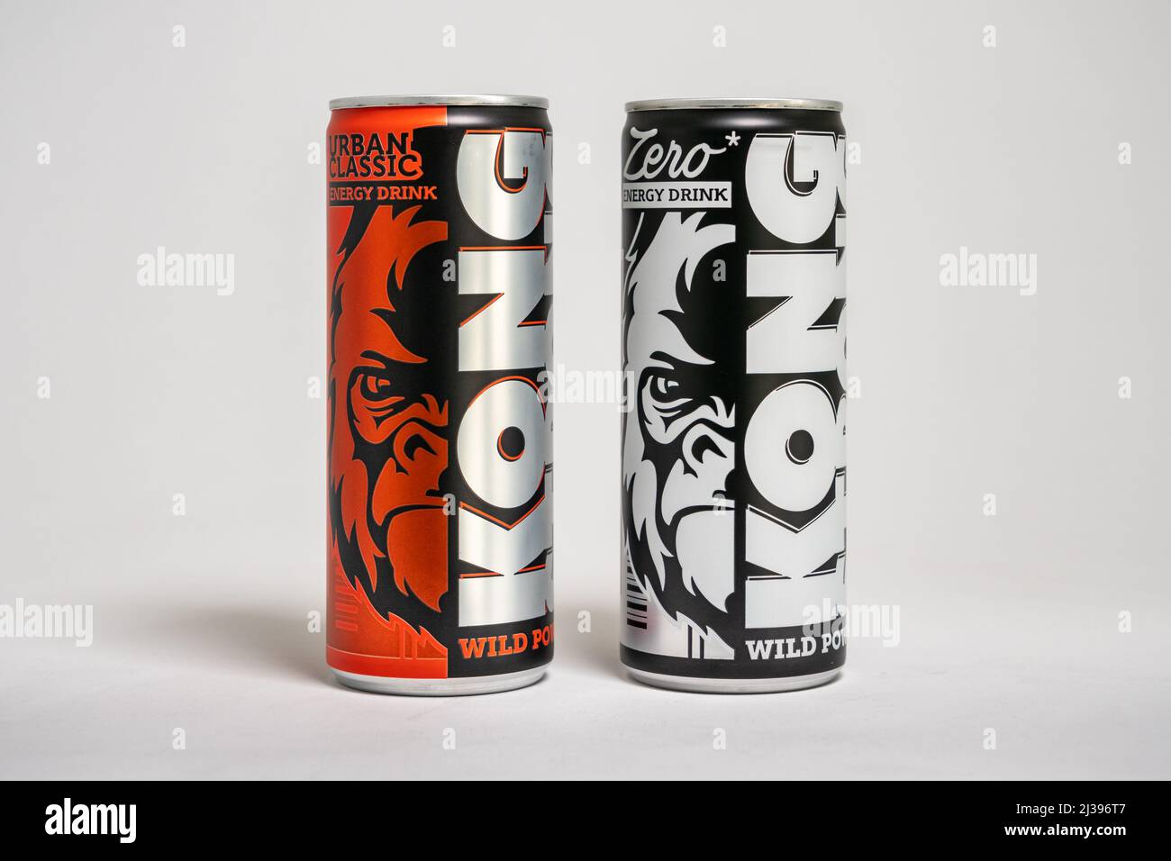 Kongs energiereiche Getränkedosen der Marke Lidl. Original- und zuckerfreie Variationen nebeneinander. Alternative billige Produkt im Wettbewerb mit Red Bull Stockfoto