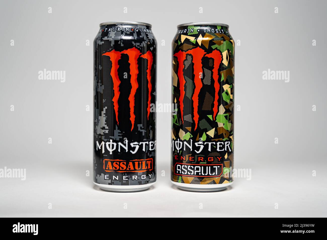 Monster Energy Drink – Dosen mit Angriffsflavor. Altes und neues Design nebeneinander. Das Tarnmuster auf dem Getränk hat sich nach vielen Jahren verändert. Stockfoto