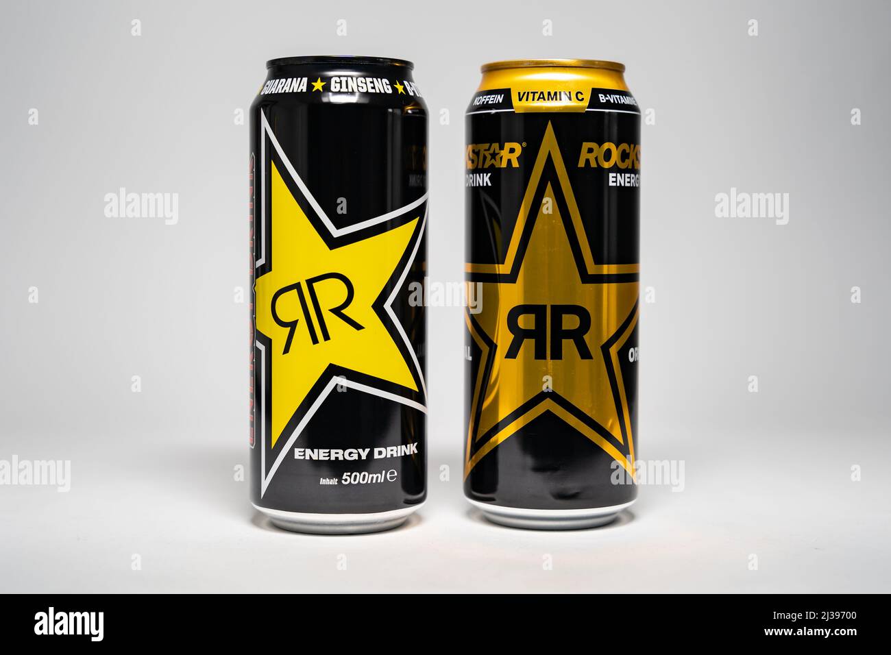 Rockstar Energy Drink Original Flavour Dosen. Altes und neues Design nebeneinander. Der neue Stil bezieht sich auf die ersten Designs des Getränks. Stockfoto