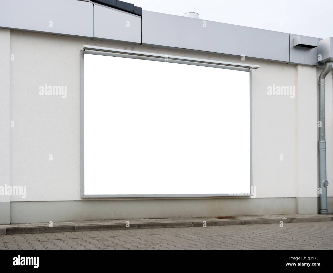 Leere Werbetafel an einer Wand eines Supermarktgebäudes. Leerer Ort für Marketingwerbung. Nachbau eines Bannerrahmens im Freien an einer Fassade. Stockfoto