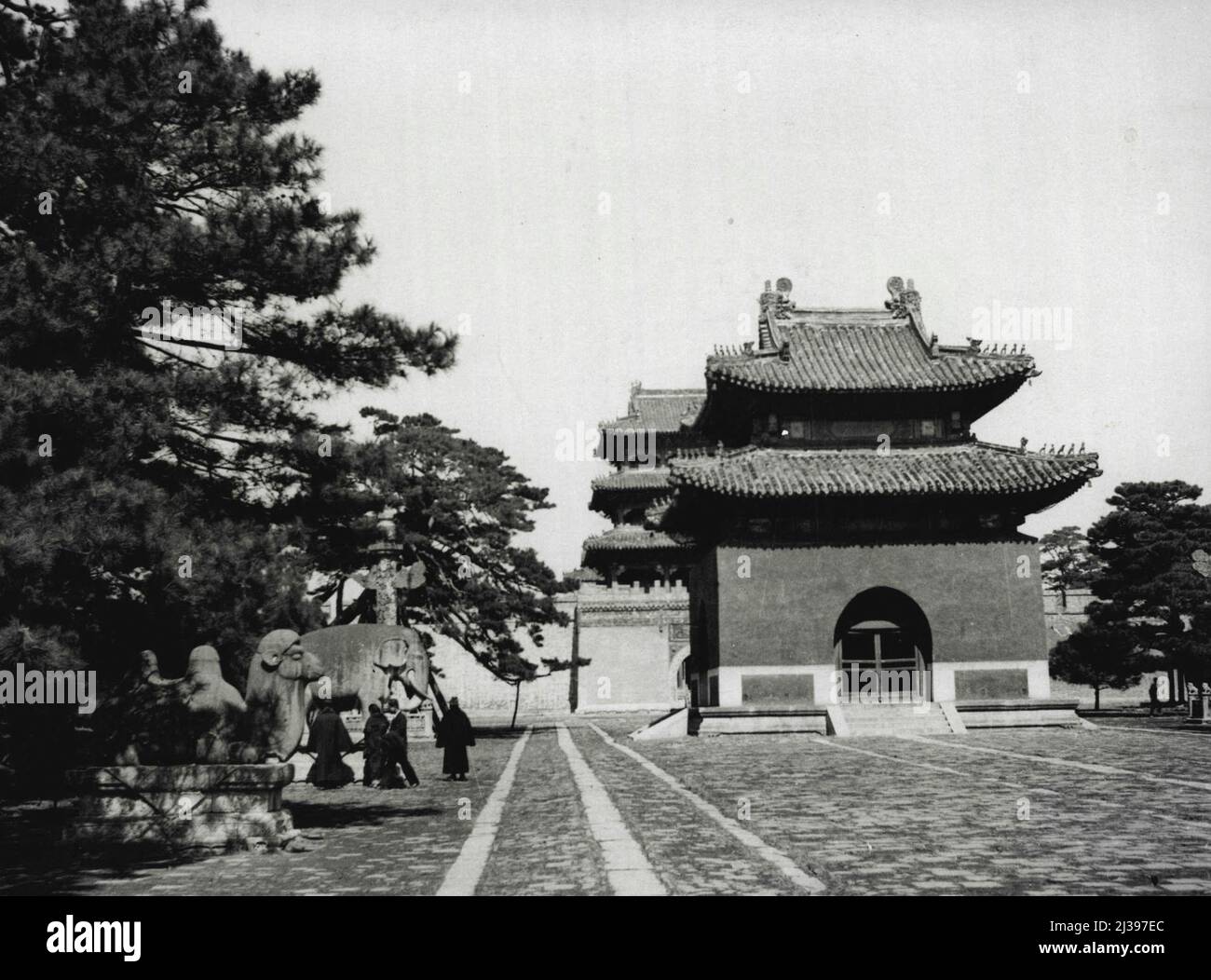 Manchukuo bereitet sich auf die Krönung des neuen Imperators vor: Der Kaiserliche Palast -- Kaiserliche Gräber der Vorfahren von Kaiser PU-YI in Mukden, wo PU-YI nach der Krönung zu Zwecken der Anbetung und Verehrung gehen wird. Die Vorbereitungen für die Feier des 28.. Geburtstages von Herrn Pu Yi am Montag (26. Februar) und seine Krönung am Donnerstag (1.. März) laufen während des gesamten Mandschukuo aktiv. In Changchun, der neuen Hauptstadt des japanischen Marionettenstaates. Überall werden Triumphbögen errichtet, und viele Militär- und Zivilbeamte kommen zu den Feierlichkeiten. 24. April 1934. (Foto von Associated Press Stockfoto