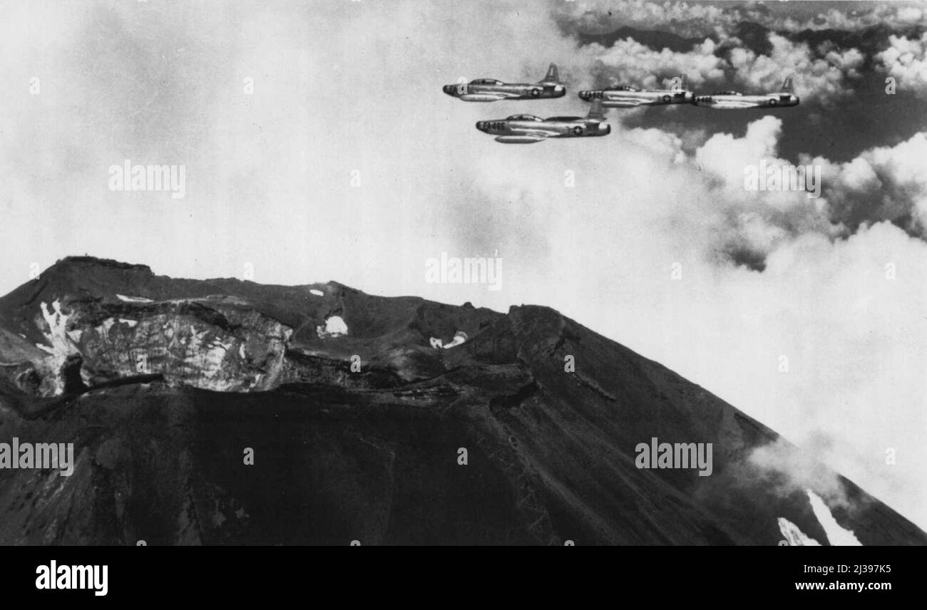 Über Mt. Fuji -- vier F-94-Feuer der US-Luftwaffe passieren den offenen Kegel des 12.395-Fuß-Fujiyama im Zentrum Japans auf einer routinemäßigen Patrouillenmission der japanischen Luftverteidigungskräfte. Der majestätische Berg dient als unverkennbares Navigationshilfe. 13. Januar 1954. (Foto von AP Wirephoto). Stockfoto