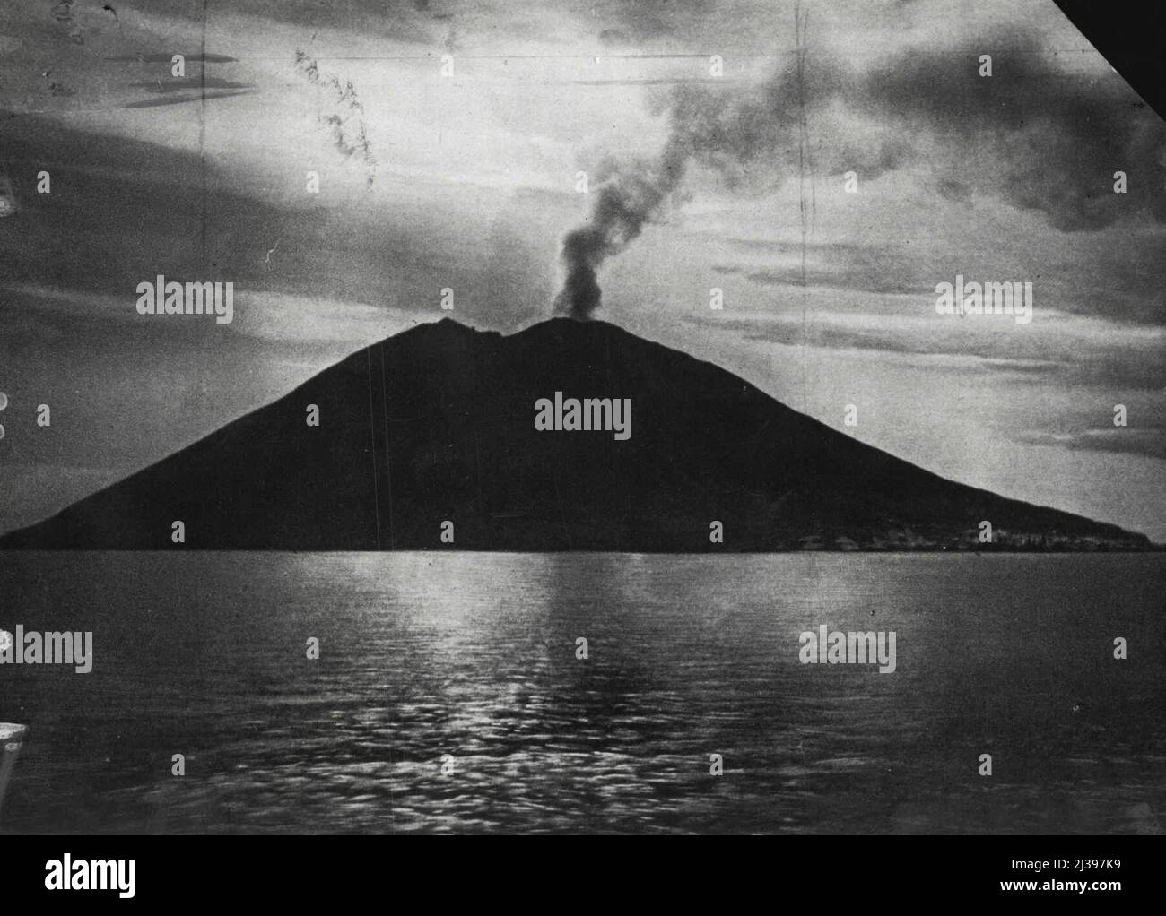 Insel Vulkan In ***** -- Stromboli, die vulkanische Insel vor Sizilien, in der ***** Es hat eine enorme Explosion gegeben. Seit 2.000 Jahren ist es praktisch fortwährend in Eruption. 25. Februar 1928. (Foto von Central News). Stockfoto