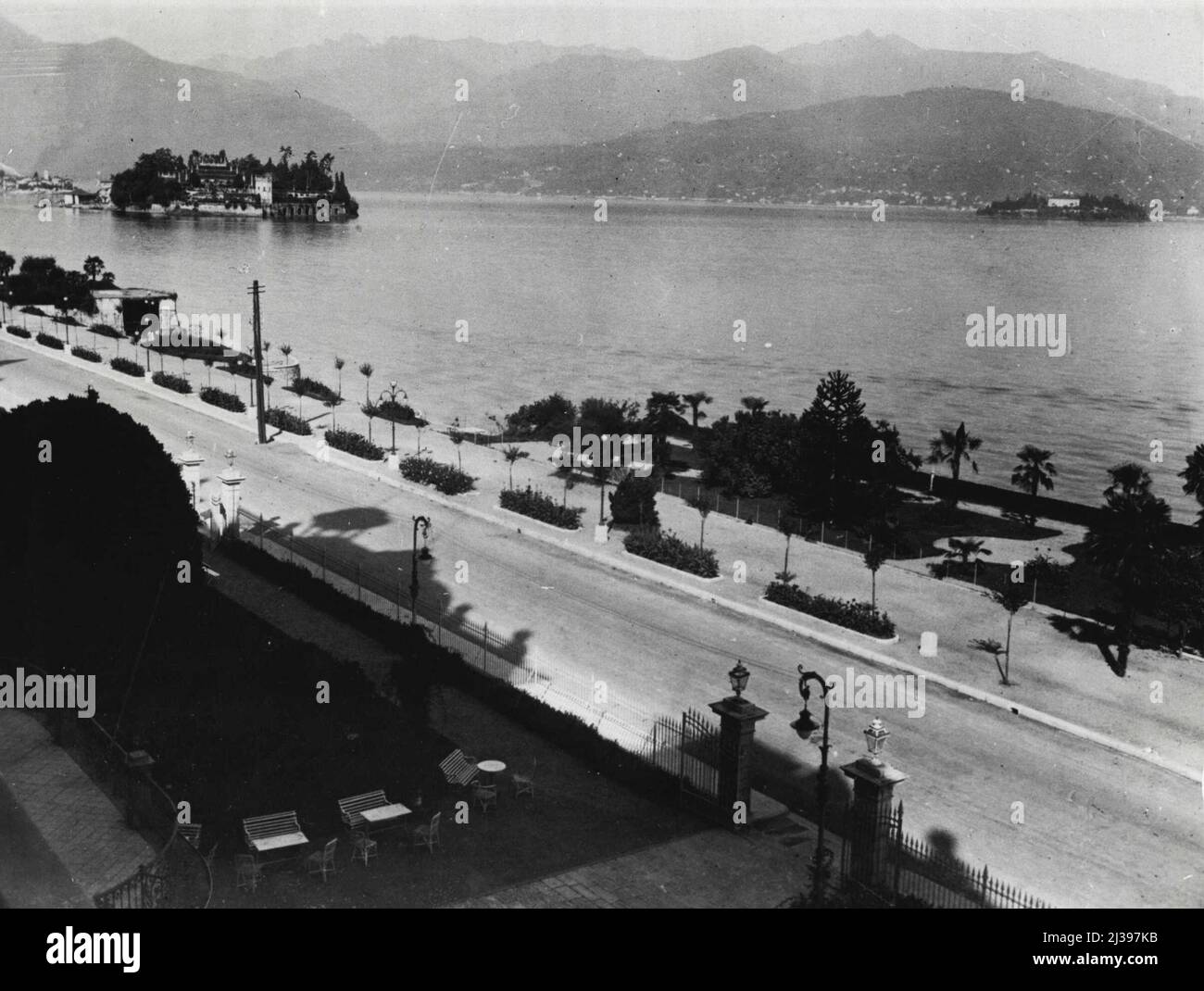 Wo die wichtige Konferenz stattfinden wird - eine malerische Aussicht von Stresa Italien, wo morgen die wichtige Konferenz eröffnet wird. Auf der linken Seite ist Isola Bella, eine der schönsten Inseln am Lago Maggiore, und wo die Konferenz stattfinden wird. 10. April 1935. (Foto von London News Agency Photos Ltd.). Stockfoto