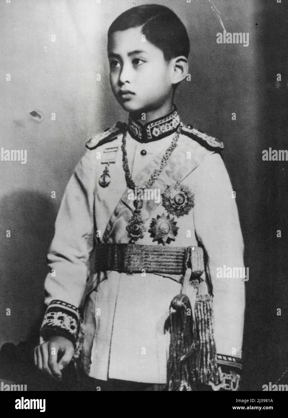 Siams Knabenkönig - seine Majestät, König Ananda Mahidol, 13 Jahre alt, lebt in der Schweiz, während sein Königreich Siam von einer Regentschaft verwaltet wird. An der Spitze seines Landes steht Primer Col. Phya Phahol, ein Armeemann, der einen Großteil der Royal Payroll eliminiert und eine verfassungsmäßige Regierung geschaffen hat. König Anada wird jedoch den Thron übernehmen, als der verstorbene Prinz Mahidol, sein Vater, Harvard Student war, lebte Anada in Cambridge, Mass., 1926 bis 1928. 05. Oktober 1938. (Foto von Associated Press Photo). Stockfoto