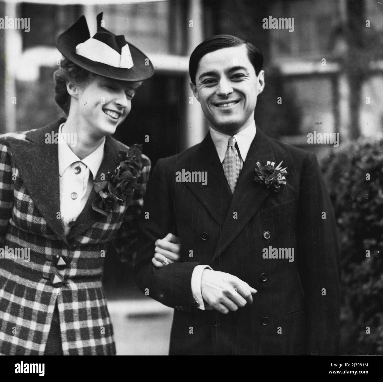Prinz Chula von Siam Weds English Girl in London - Prinz Chula und seine Braut verlassen nach der Hochzeit das Standesamt. Prinz Chula-Chakrabongse von Siam und Fräulein Elizabeth Hunter, Tochter von Herrn und Frau E.W. Hunter von Upper Philli more Gardens, London, heiratete ein Marloes-Flugbuchamt, Kensington (London Prince Chula ist 30 und seine Braut ist 22). Der Prinz ist ein Cousin von Prinz Birabongse, dem Rennfahrer. Die Genehmigung für die Hochzeit wurde vom König von Siam erteilt, und die Zeremonie wurde aufgrund der internationalen Situation vom 15. Oktober an vorangebracht. September 30, Stockfoto Prinz Chula von Siam Weds English Girl in London - Prinz Chula und seine Braut verlassen nach der Hochzeit das Standesamt. Prinz Chula-Chakrabongse von Siam und Fräulein Elizabeth Hunter, Tochter von Herrn und Frau E.W. Hunter von Upper Philli more Gardens, London, heiratete ein Marloes-Flugbuchamt, Kensington (London Prince Chula ist 30 und seine Braut ist 22). Der Prinz ist ein Cousin von Prinz Birabongse, dem Rennfahrer. Die Genehmigung für die Hochzeit wurde vom König von Siam erteilt, und die Zeremonie wurde aufgrund der internationalen Situation vom 15. Oktober an vorangebracht. September 30, Stockfoto