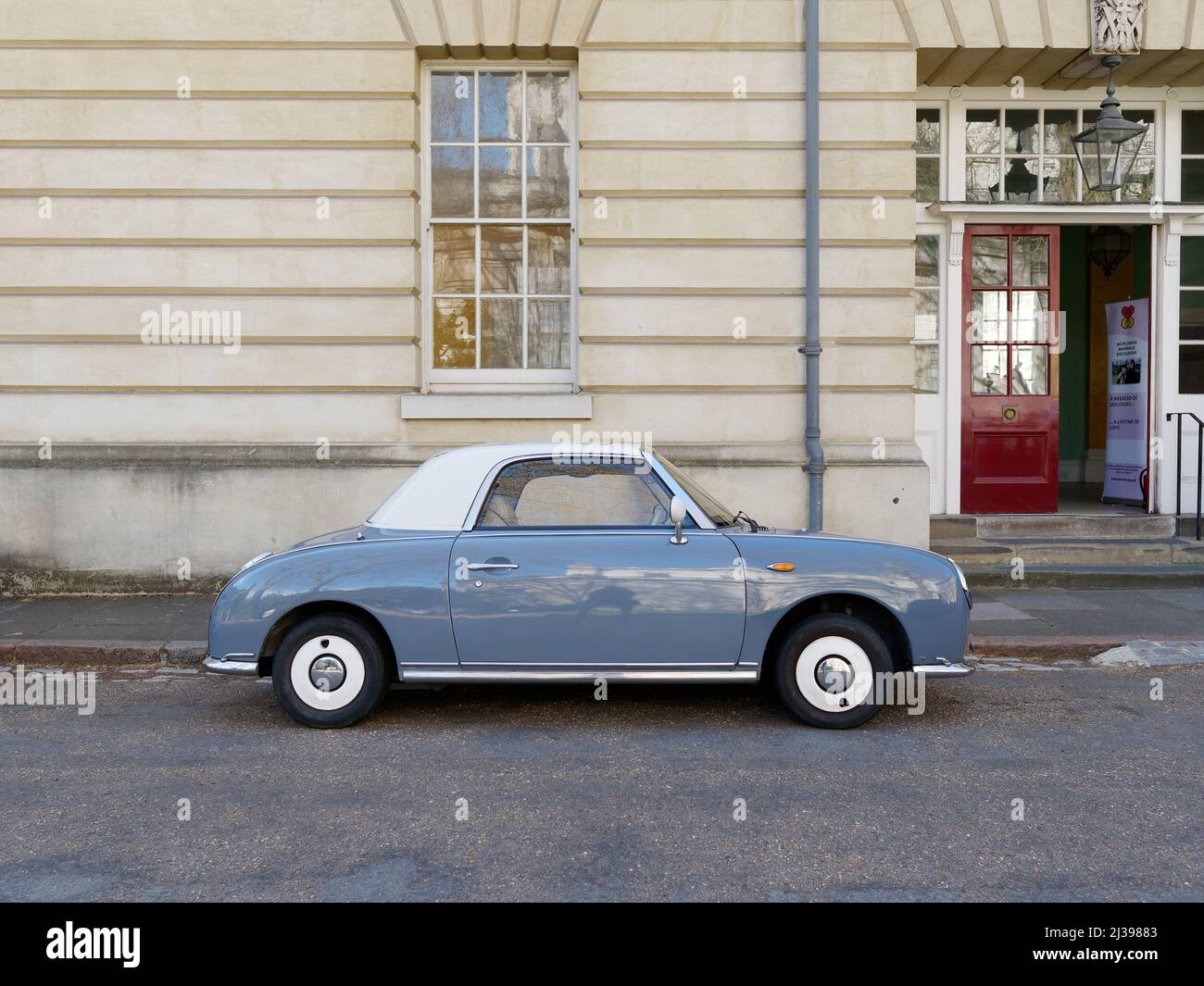 London, Greater London, England, April 02 2022: Sehr süßer Nissan Figaro Cabriolet in Blau mit weißem Dach. Stockfoto