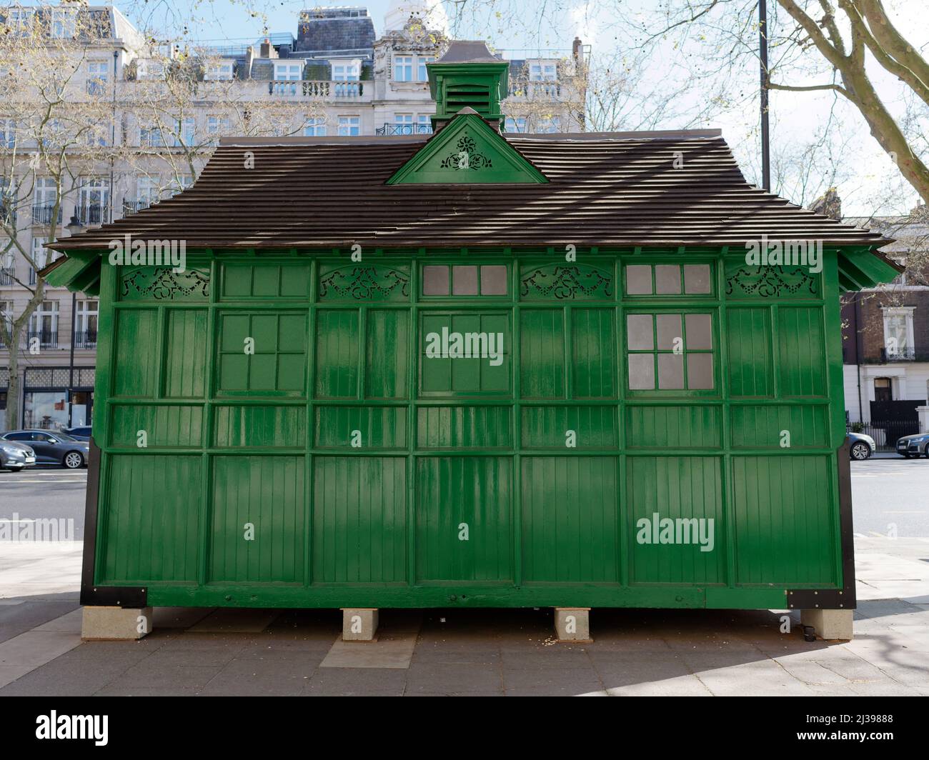 Wooden Green Shed oder Hütte genannt Cabmen Shelters in der Knightsbridge Gegend. Stockfoto