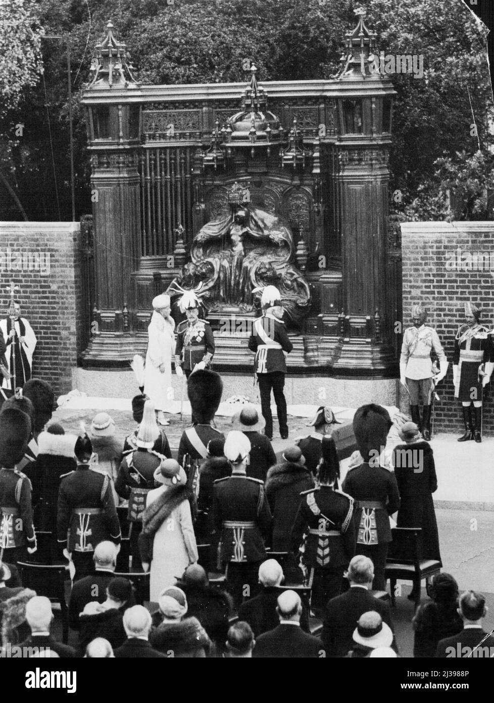 Der König enthüllt das Denkmal seiner Mutter Königin Alexandra, der Rosenkönigin - dem König und der Königin nach der Enthüllungszeremonie. Heute, Der 21.. Jahrestag des Rosentages - der Tag, an dem Königin Alexandra von geliebter Erinnerung London umhertrieb, mit wilden Rosen, die Geld für ihr Lieblingswerk der Wohltätigkeit sammelten - wurde vom König für die Enthüllung des Denkmals für die verstorbenen Mitglieder der ausgewählt königliche Familie, waren bei der Zeremonie anwesend. Das Denkmal steht am Rande des Gartens des Marlborough House (London), gegenüber dem Friary Court, dem St. James Palast und dem Thema Stockfoto