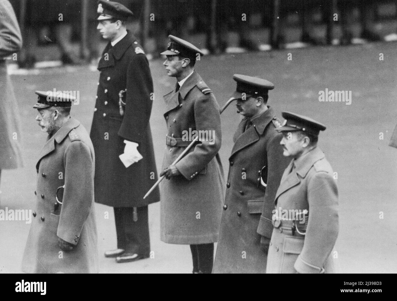 Waffenstillstandstag. Szenen im Cenotaph, Whitehall, London - The Nation's Shrine. Die königliche Prinzessin im Cenotaph. H.M. der König (vorne). L bis R - S.K.H. Prinz George, S.K.H. der Herzog von York, S.K.H. der Herzog von Gloucester, S.K.H. Prinz Arthur von Connaught. Am 14.. Jahrestag des Waffenstillstands um 11 Uhr wurde der Solemon Ritus der zwei Minuten Stille von Tausenden von Menschen in Heiligtümern der Erinnerung im ganzen Land beobachtet. 11. November 1932. Stockfoto