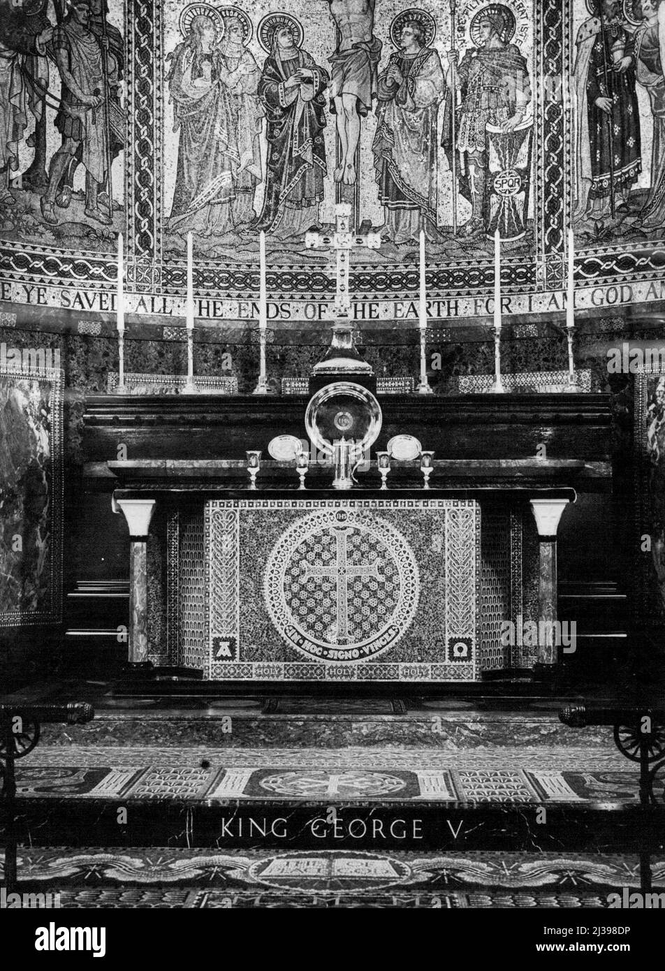 Das Geschenk des Königs von sechs Kerzenständern auf dem Altar. Beachten Sie die goldene Kommunionplatte in der Mitte. In der Guards Chapel, Wellington Barracks, wurde heute eine Presseinformation über das Geschenk von sechs Kerzenhaltern abgehalten, die der König S.M. der Kapelle zum Gedenken an das hundertste Jahr ihres Bestehens überreicht hat. Morgen nehmen der König und die Königin, Königin Mary und der Herzog und die Herzogin von Gloucester an dem Gottesdienst in der Kapelle Teil. Vor hundert Jahren überreichte die Urgroßmutter des Königs, Königin Victoria, der Kapelle bei ihrer Eröffnung eine goldene Kommunionplatte. 5.Mai 1938. Stockfoto