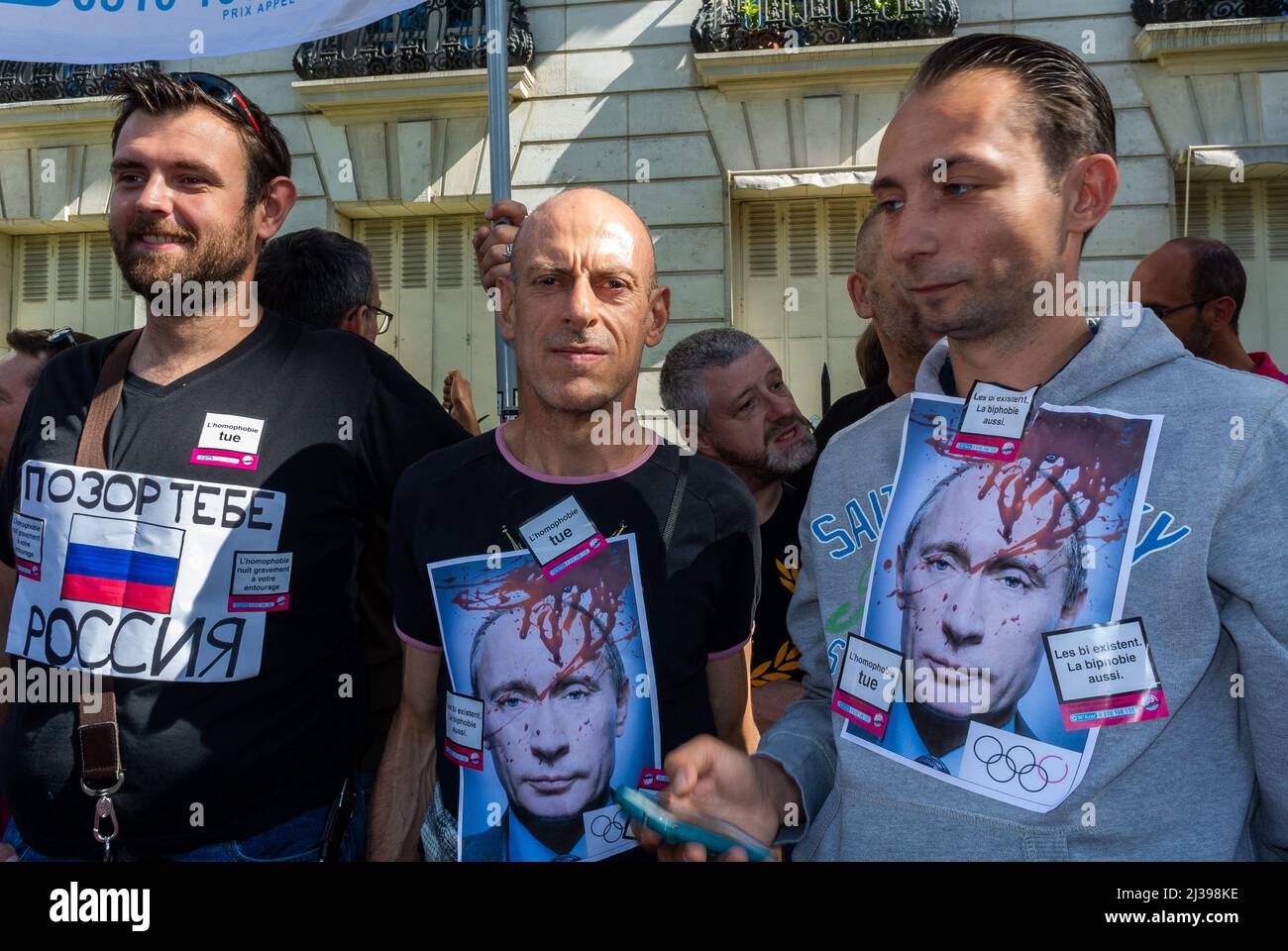 Paris, Frankreich, LGBT-Demonstration gegen die russische Verfolgung von Schwulen in Russland, Massendemonstration vor der russischen Botschaft, Männer mit blutigen Fotos von Vladimir Poutin, Gewalt gegen schwule Männer Stockfoto