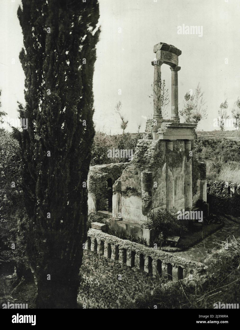 Die antiken Herrlichkeiten von Pompeji -- das 'Grab der Istacidi', an der Ecke der 'Grabestraße' in Pompeji, wie es jetzt mit wieder errichteten Säulen erscheint. 10. Dezember 1934. Stockfoto