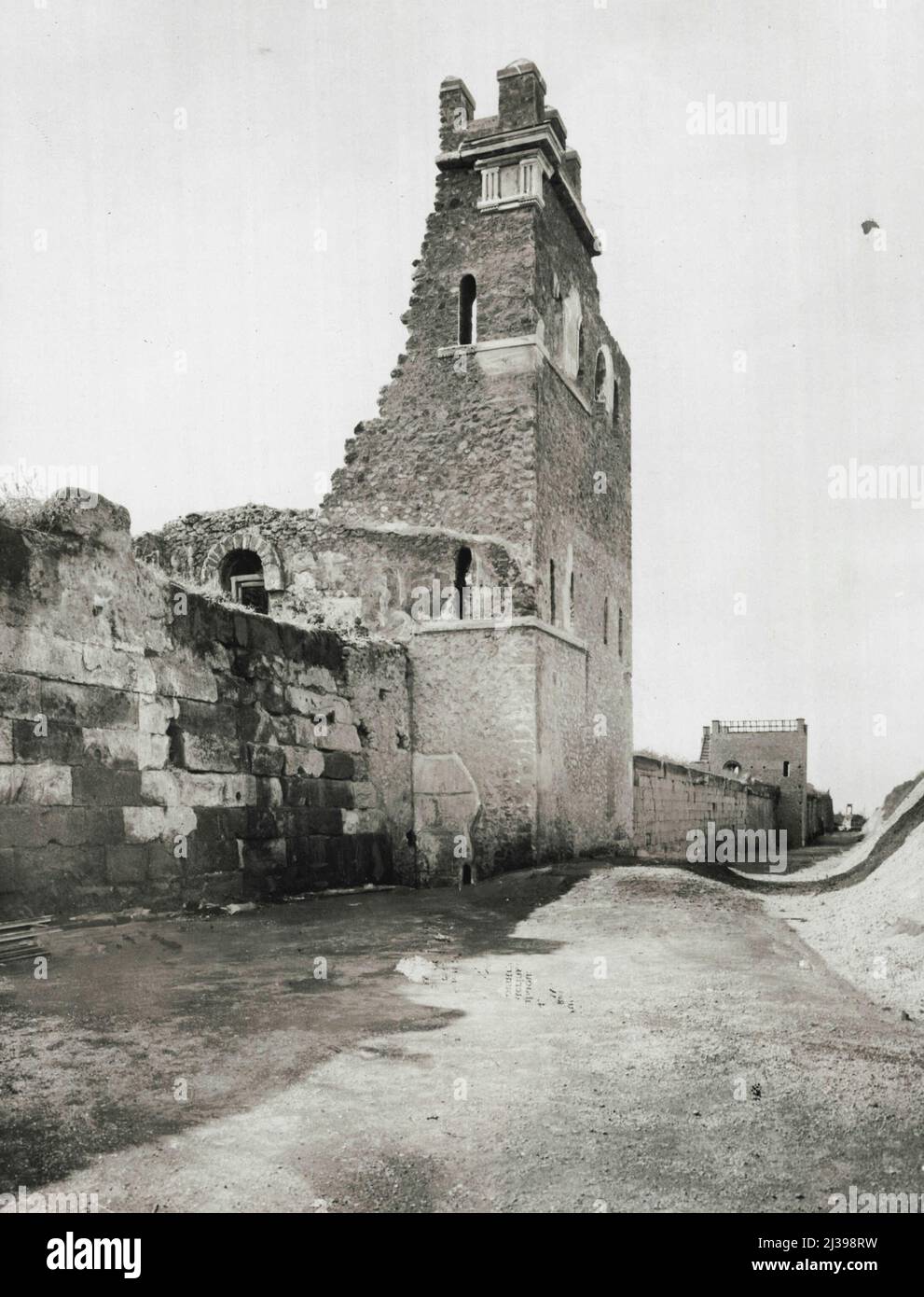 Die antiken Herrlichkeiten von Pompeji -- Ein restaurierter Turm der antiken Befestigungsanlagen von Pompeji, in dem viele der ursprünglichen Mauerwerke ersetzt wurden. 10. Dezember 1934. Stockfoto