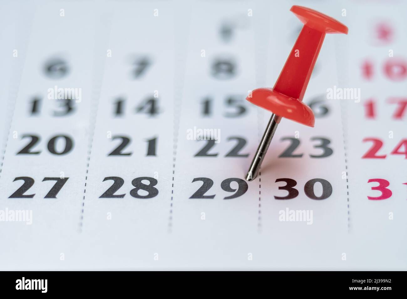 Roter Stecknadel Markieren Sie den Veranstaltungstag am 29.. Tag des Monats mit einer Nadel. PIN auf Kalendertag neunundzwanzig, Datumsnummer 29. Neunundzwanzigsten Tag von Stockfoto